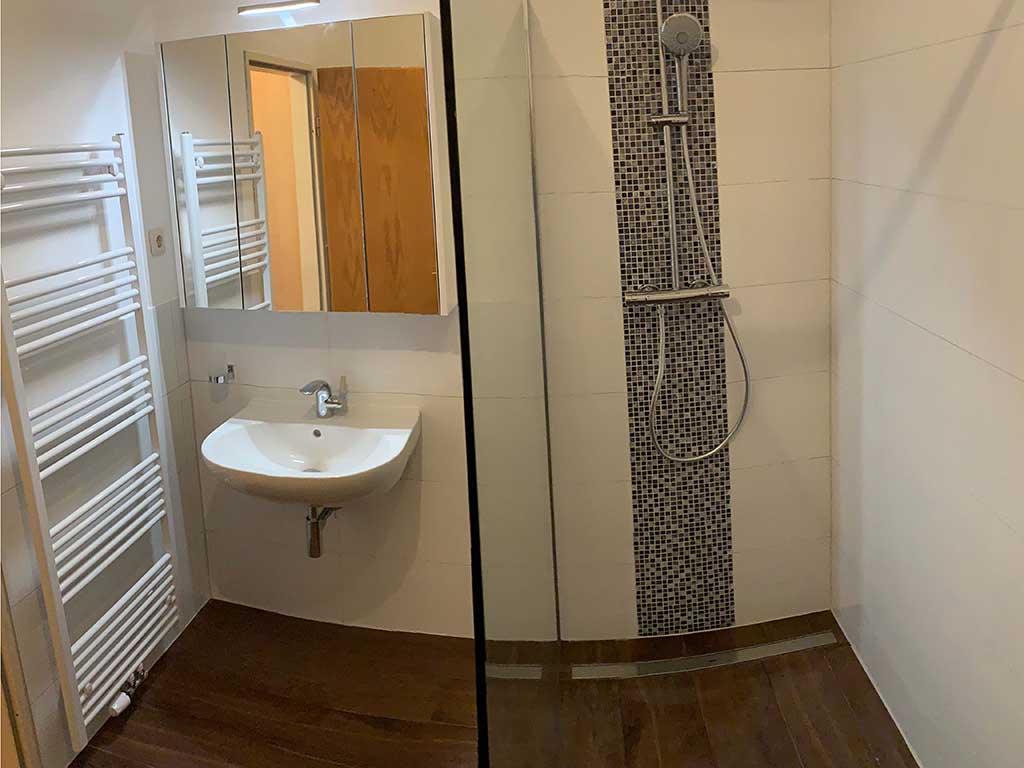 Badezimmer Heizung Waschbecken Spiegel Dusche Duschkopf Duschabtrennung