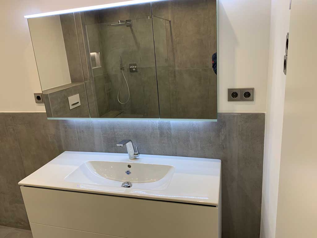 Badezimmer Spiegelschrank Waschbecken Waschbeckenunterschrank Badezimmerfliesen